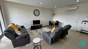 Caves Beach Retreat - close to beach and shops