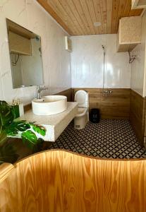 Phòng có giường cỡ King nhìn ra cảnh núi non (King Room with Mountain View)