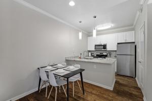 Chic 1BD Retreat With Pool & Gym, Heart of Medical City Plano