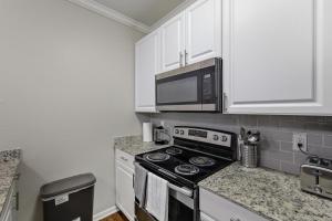 Chic 1BD Retreat With Pool & Gym, Heart of Medical City Plano