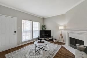 Chic 1BD Retreat With Pool & Gym, Heart of Medical City Plano