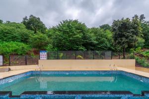 SaffronStays Riverdale - 4BR pool villa in Lavasa with gazebo, Indonesian artwork, and cricket pitch