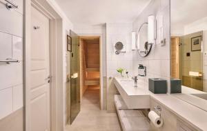 Deluxe King Room with Sauna room in Hotell Reisen