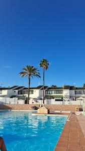 Agréable bungalow avec grande terrasse et piscine