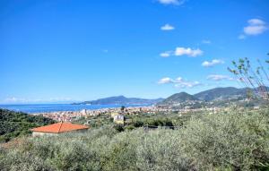 5 Bedroom Stunning Home In Lavagna