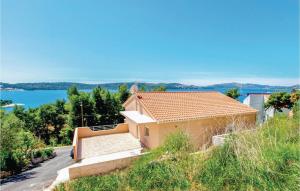 2 Bedroom Nice Apartment In Trogir 