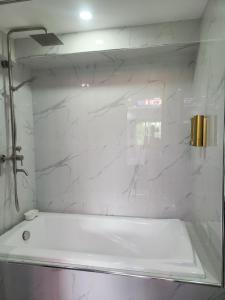 Condo Azur Suites B316 near Airport, Netflix, Stylish, Cozy with swimming pool