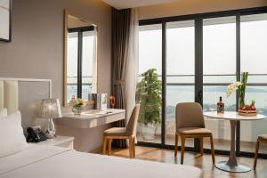 DeLaSea Ha Long Hotel - Modern Bayview Escape