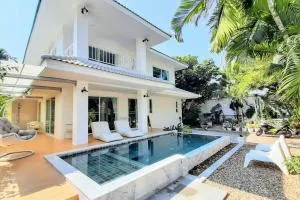 Serene Villa with Saltwater Pool & Peaceful Garden - Bān San Pu Loi