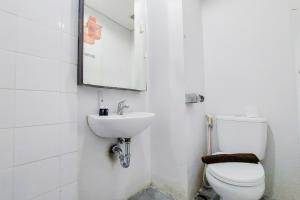 Minimalist and Warm Studio Room (No Kitchen) Kubikahomy Apartment By Travelio