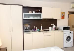 Sunny Studio in Hotel Berlin, Steps from the Beach! by Flat Mаnager