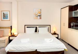 Sunny Studio in Hotel Berlin, Steps from the Beach! by Flat Mаnager