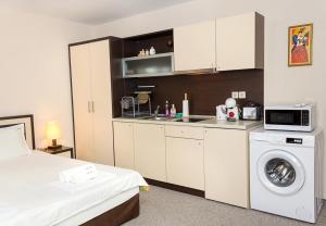 Sunny Studio in Hotel Berlin, Steps from the Beach! by Flat Mаnager