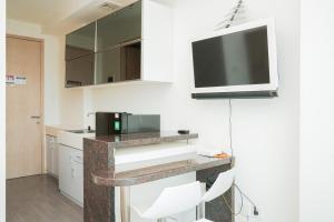 Homey and Cozy Studio Room at Tree Park City BSD Apartment By Travelio