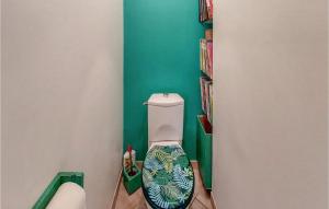 Maisons de vacances Gorgeous Home In Francheville With Wifi : photos des chambres