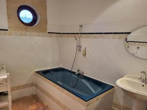 Maisons d'hotes CHAMBRE DANS MAISON DU XVII eme PISCINE BILLARD CHEMINEE : photos des chambres