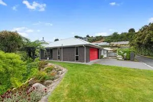The Red Door - New Plymouth Holiday Home - Hillsborough