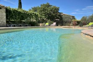 Appartements Gite 6-8 pers dans Mas provencal avec piscine et jardin : photos des chambres