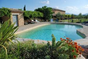 Appartements Gite 6-8 pers dans Mas provencal avec piscine et jardin : photos des chambres
