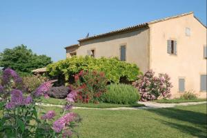 Appartements Gite 6-8 pers dans Mas provencal avec piscine et jardin : photos des chambres