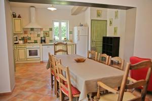 Appartements Gite 6-8 pers dans Mas provencal avec piscine et jardin : photos des chambres