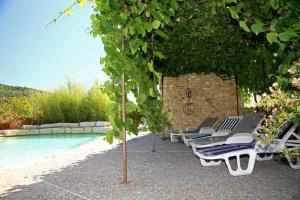 Appartements Gite 6-8 pers dans Mas provencal avec piscine et jardin : photos des chambres