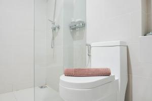 Comfort Studio at Daan Mogot City Apartment By Travelio