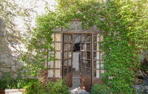 Beautiful Apartment In Fons Sur Lussan