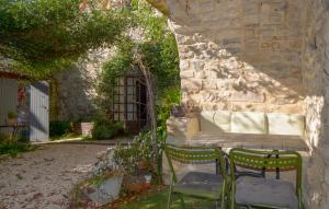 Beautiful Apartment In Fons Sur Lussan