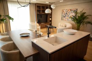 Penthouse Lebada Lake View