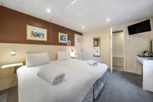 Standard Twin Room room in Bedford Hotel