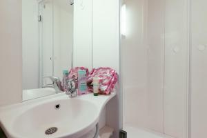 Hotels ibis Budget Villemomble : Chambre avec 1 Lit Queen-Size et 1 Lit en Armoire