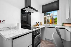 Large Modern Apartment - High-Speed WiFi - Netflix - Street Parking 3BR