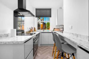 Large Modern Apartment - High-Speed WiFi - Netflix - Street Parking 3BR