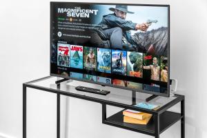 Large Modern Apartment - High-Speed WiFi - Netflix - Street Parking 3BR