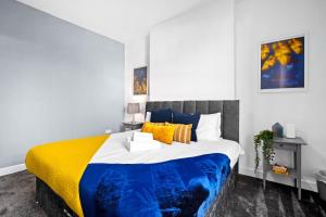 Large Modern Apartment - High-Speed WiFi - Netflix - Street Parking 3BR