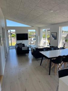 Nice Home In Rønde With 3 Bedrooms And Wifi