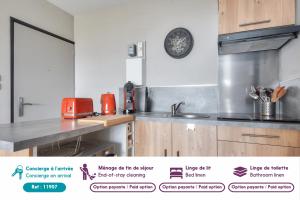 Vue sur mer et pieds dans leau