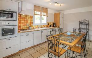 Maisons de vacances 3 Bedroom Nice Home In Saint-Thome : photos des chambres
