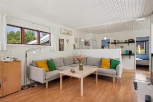 Charming And Well-Kept Holiday Home On A Large Natural Plot Close To Forest, Beach And The Cosy Harbour, Shops And Attractions Of Ebeltoft