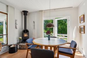 Charming And Well-Kept Holiday Home On A Large Natural Plot Close To Forest, Beach And The Cosy Harbour, Shops And Attractions Of Ebeltoft