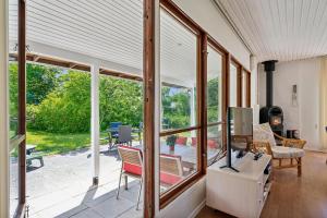 Charming And Well-Kept Holiday Home On A Large Natural Plot Close To Forest, Beach And The Cosy Harbour, Shops And Attractions Of Ebeltoft