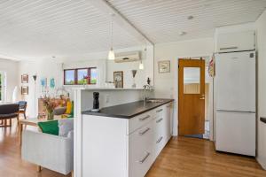 Charming And Well-Kept Holiday Home On A Large Natural Plot Close To Forest, Beach And The Cosy Harbour, Shops And Attractions Of Ebeltoft