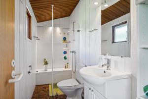 Charming And Well-Kept Holiday Home On A Large Natural Plot Close To Forest, Beach And The Cosy Harbour, Shops And Attractions Of Ebeltoft