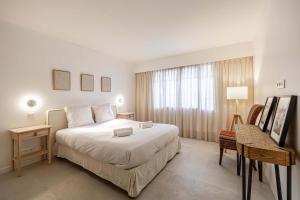 LE GRAND BOIS élégant et chaleureux avec balcon, au calme et à deux pas du centre-ville