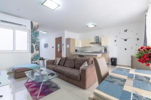 Amazing Apartment with Side Sea View