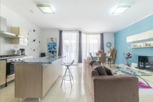 Amazing Apartment with Side Sea View