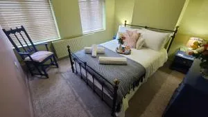 Dovetails, short drive from Alton Towers and Uttoxeter racecourse Games room with Wii and football table - Croxden