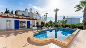 Villa w Pool, Garden, Sea View & Fiber Internet