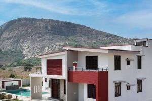 Retreat on the Ridge by Jade- Hill View pool Villa near Bangalore